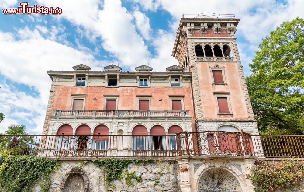 Immagine Una veduta di Villa Toeplitz a Sant'Ambrogio, nei pressi di Varese, Lombardia. Deve il nome al banchiere polacco Giuseppe Toeplitz che la acquistò nel 1914.