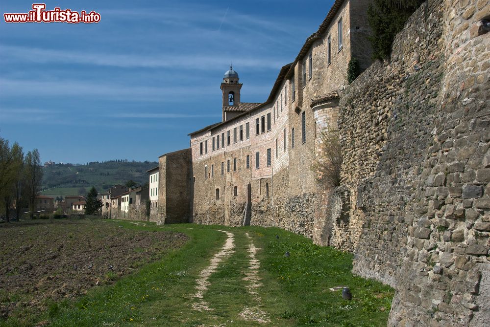 Immagine Una veduta fuori dalle mura di Bevagna, Umbria, Italia. A circondare questo grazioso borgo umbro è una rigogliosa campagna.