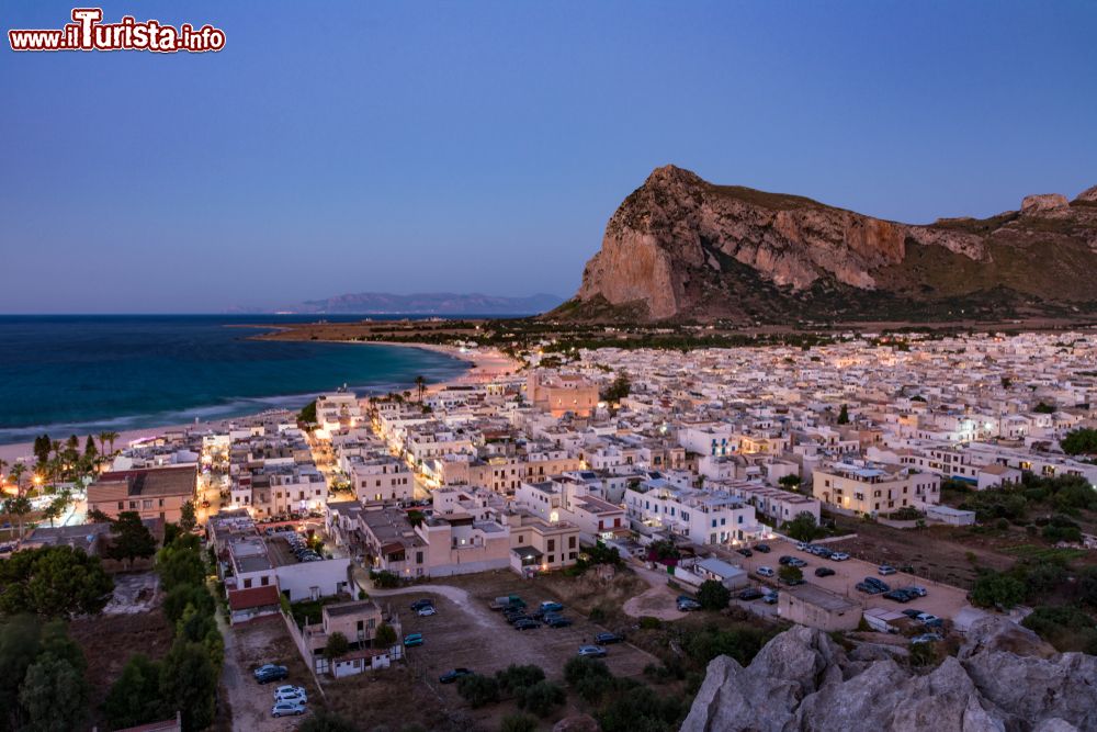 Immagine Una veduta panoramica al calar del sole di San Vito Lo Capo, Sicilia. Situata in provincia di Trapani, è una rinomata località balneare.