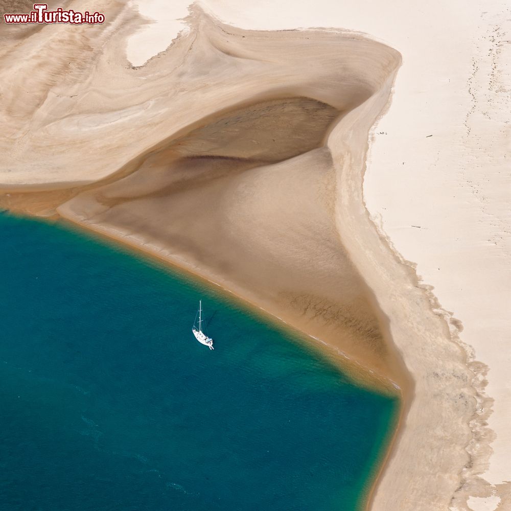 Immagine Una veduta panoramica dall'alto del Banc d'Arguin a Arcachon, Francia. La riserva nazionale naturale del Banc d'Arguin è situata nella Nuova Aquitania e occupa un'area di 4360 ettari. Qui nidificano e svernano molte specie di uccelli.