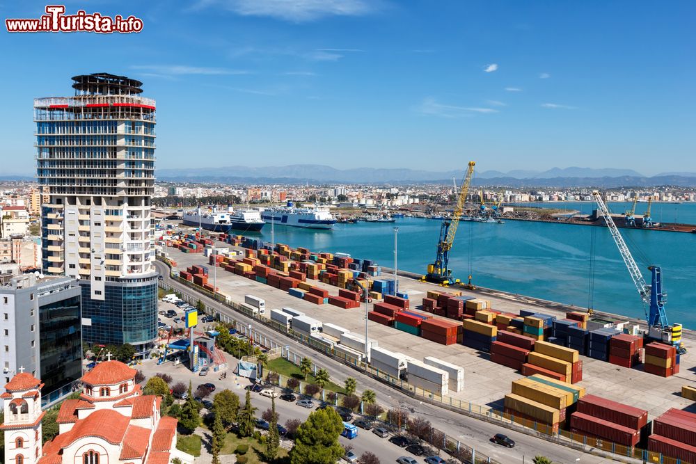 Immagine Una veduta panoramica dall'alto della città di Durazzo, Albania. Il porto si trova nel sud del Mare Adriatico in una baia che si estende per circa 18 km.