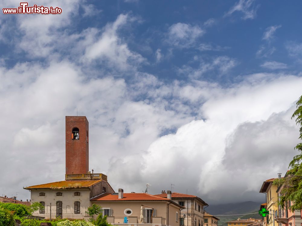 Immagine Una veduta panoramica del borgo di Bientina in Toscana