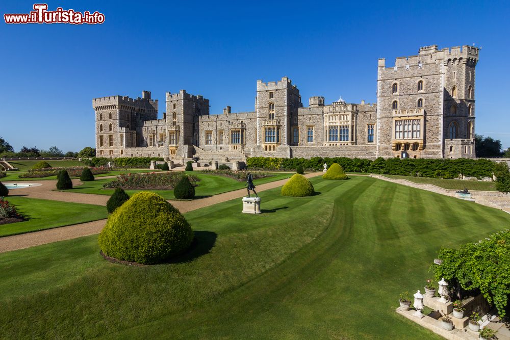 Immagine Una veduta panoramica del castello di Windsor nei pressi di Londra, Regno Unito. Occupa un'area di circa 11 ettari e combina elementi di fortificazione, di palazzo e di piccola città.