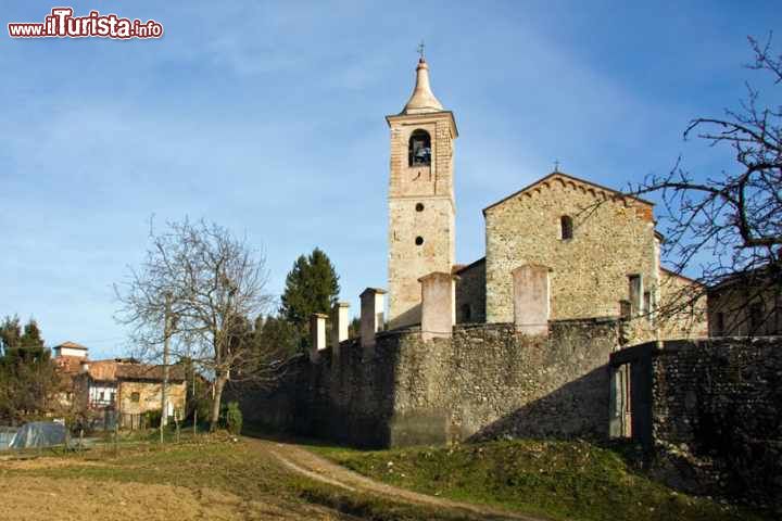 Immagine Una veduta panoramica del centro storico della città di Pombia in Piemonte - © Alessandro Vecchi - CC BY-SA 3.0 - Wikipedia