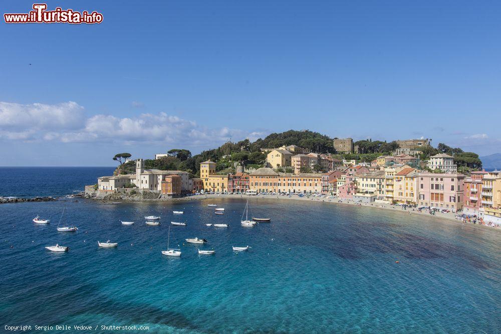 Immagine Una veduta panoramica della Baia del Silenzio a Sestri Levante, Liguria. E' una delle località più conosciute e apprezzate della Liguria graize alla sua incantevole spiaggia - © Sergio Delle Vedove / Shutterstock.com