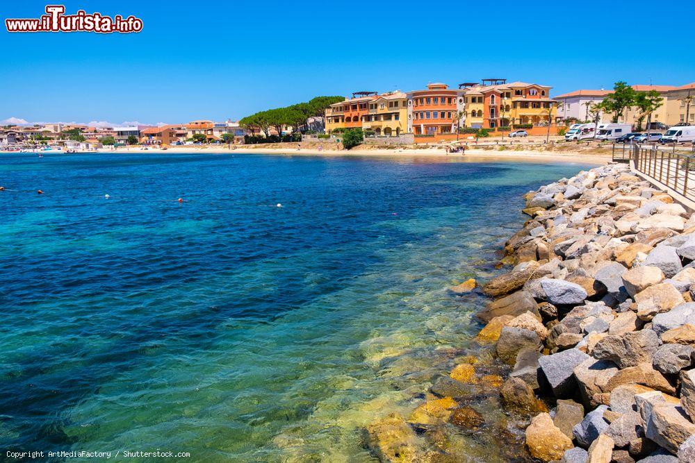Immagine Una veduta panoramica della baia di Golfo Aranci e la sua spiaggia, nord est della Sardegna - © ArtMediaFactory / Shutterstock.com