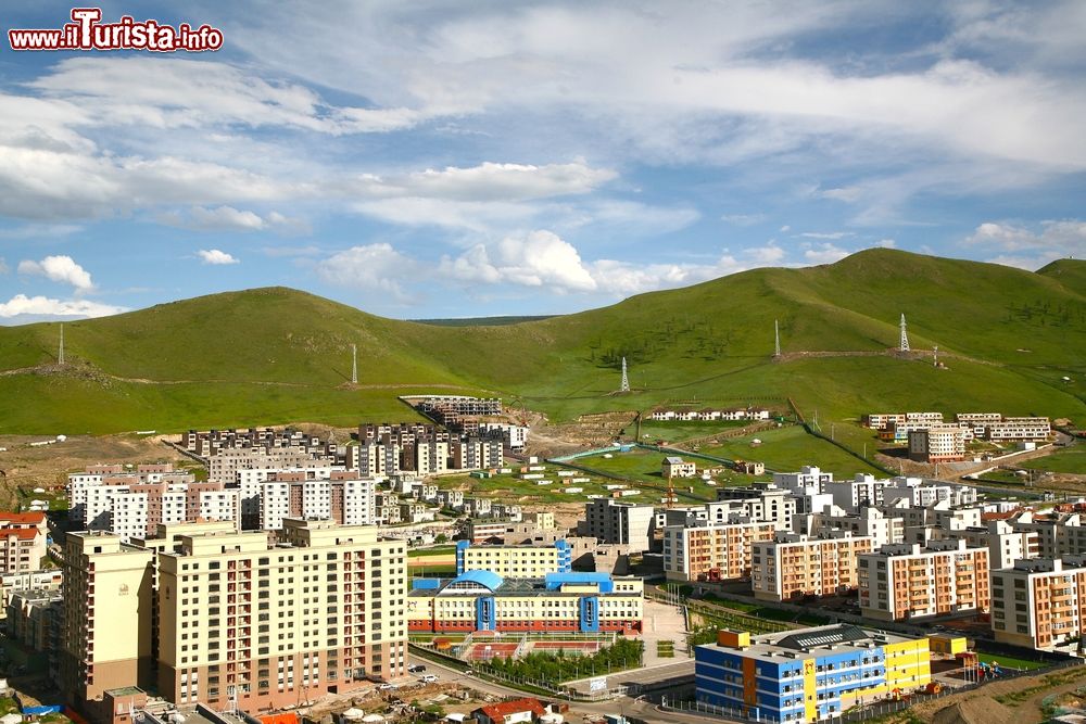 Immagine Una veduta panoramica della città di Ulan Bator, Mongolia. Il nome della città, attribuito nel 1924, significa "Eroe Rosso".