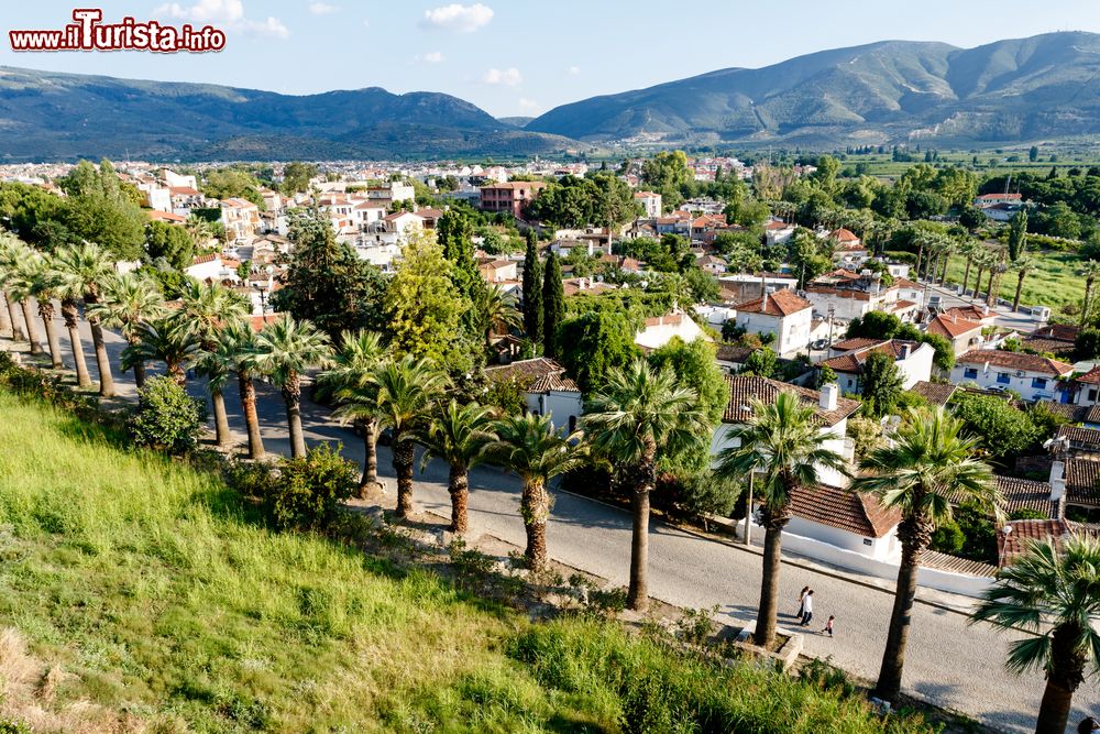 Immagine Una veduta panoramica della città di Selcuk, Turchia. Questa località vanta un bel clima mediterraneo con estati calde e secche e con inverni non troppo secchi per via della vicinanza al mare.