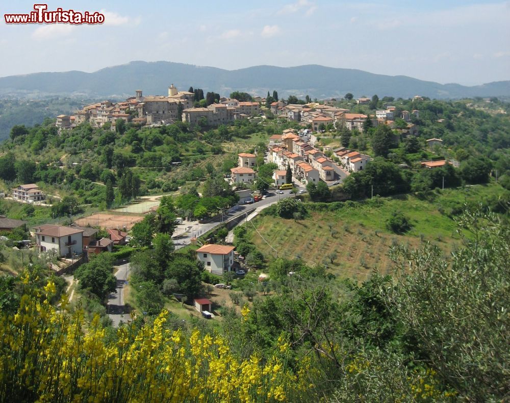 Immagine Una veduta panoramica della cittadina di Casaprota in provincia di Rieti - © Theloke, Wikipedia