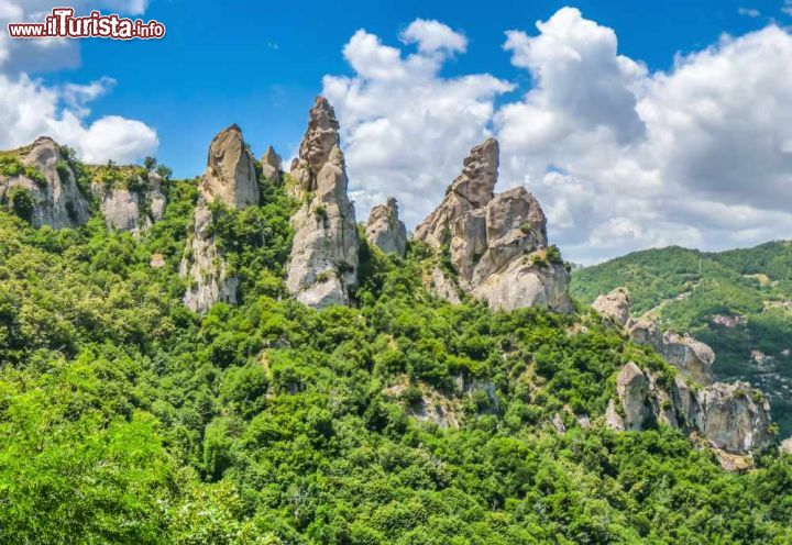 Immagine Una veduta panoramica delle Dolomiti lucane dal villaggio di Castelmezzano, Basilicata. Situato in provincia di Potenza, questo borgo è fra i tesori più belli della regione - © canadastock / Shutterstock.com
