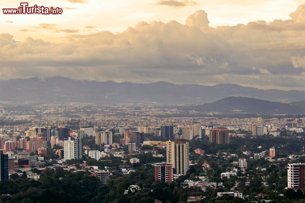 Immagine Una veduta panoramica di Città del Guatemala nel tardo pomeriggio. Fu fondata nel 1620 dagli spagnoli sulle rovine di un antico insediamento maya.
