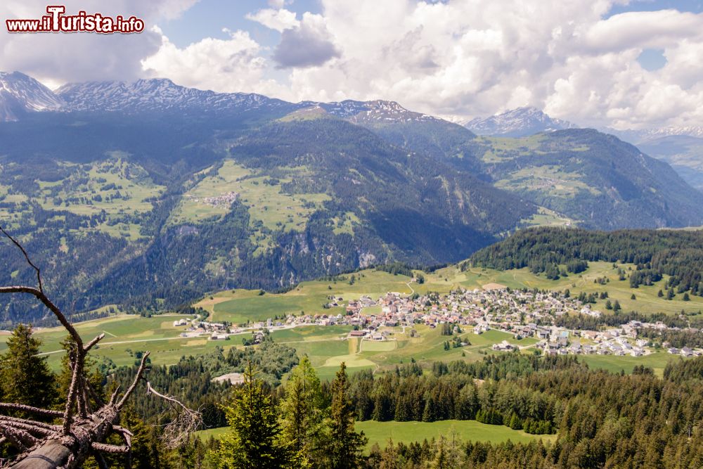 Immagine Una veduta panoramica di Lenzerheide e Valbella con le Alpi svizzere sullo sfondo.