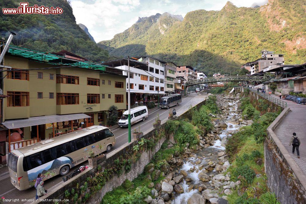 Immagine Una veduta panoramica di Machupicchu Pueblo, località nota anche come Aguas Calientes, Perù. Il paese è arroccato sulle sponde del fiume Urubamba - © astudio / Shutterstock.com