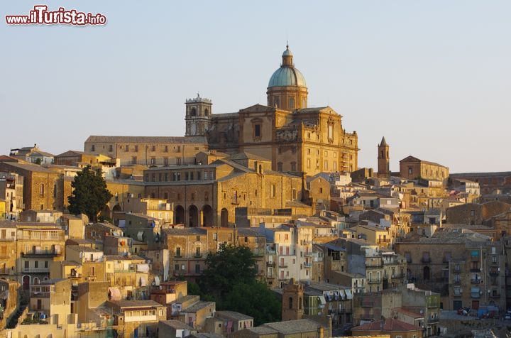 Immagine Una veduta panoramica di Piazza Armerina e della sua cattedrale, Sicilia. Sullo sfondo l'imponente chiesa barocca costruita sulle fondamenta di una precedente chiesa del XV° secolo - © Angel DiBilio / Shutterstock.com