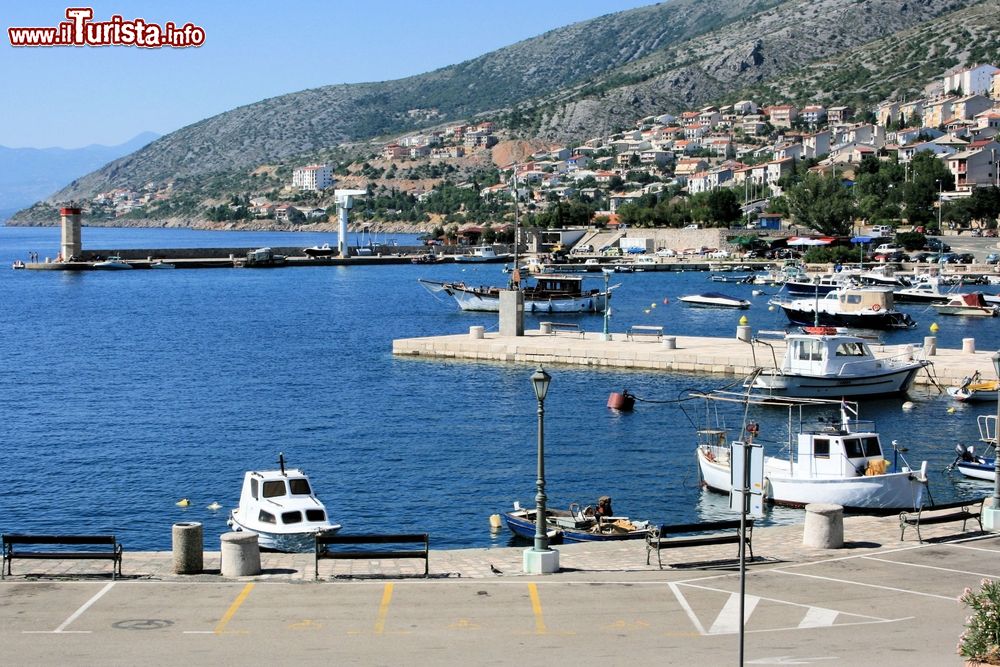 Immagine Una veduta panoramica di Senj, Croazia. La città è presa come riferimento per il passaggio del 45° parallelo sulla costa dalmata.