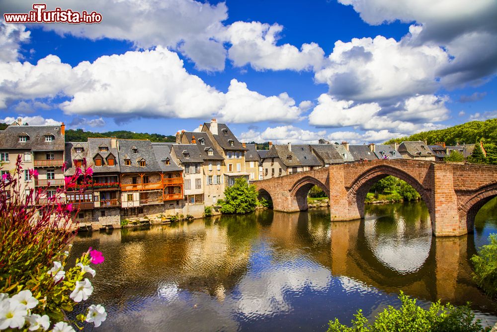 Immagine Una veduta pittoresca del borgo di Estaing in Occitania, Francia. Le prime notizie di questo borgo risalgono al 1082 quando il villaggio venne nominato in un documento con il nome di Stagno.