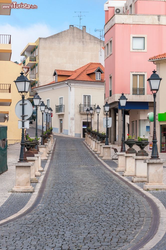 Immagine Una veduta su strada 16 Ottobre a Alcobaca, Portogallo.