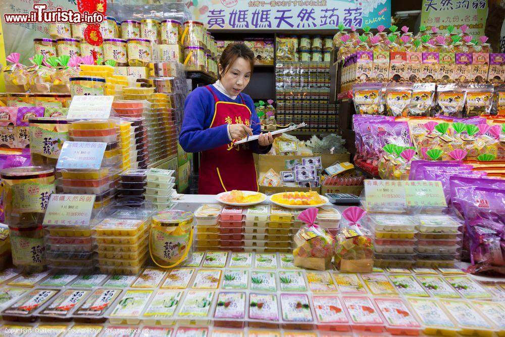 Immagine Una venditrice di caramelle controlla i suoi prodotti in un negozio di Chiufen, Taiwan - © Chalermpon Poungpeth / Shutterstock.com