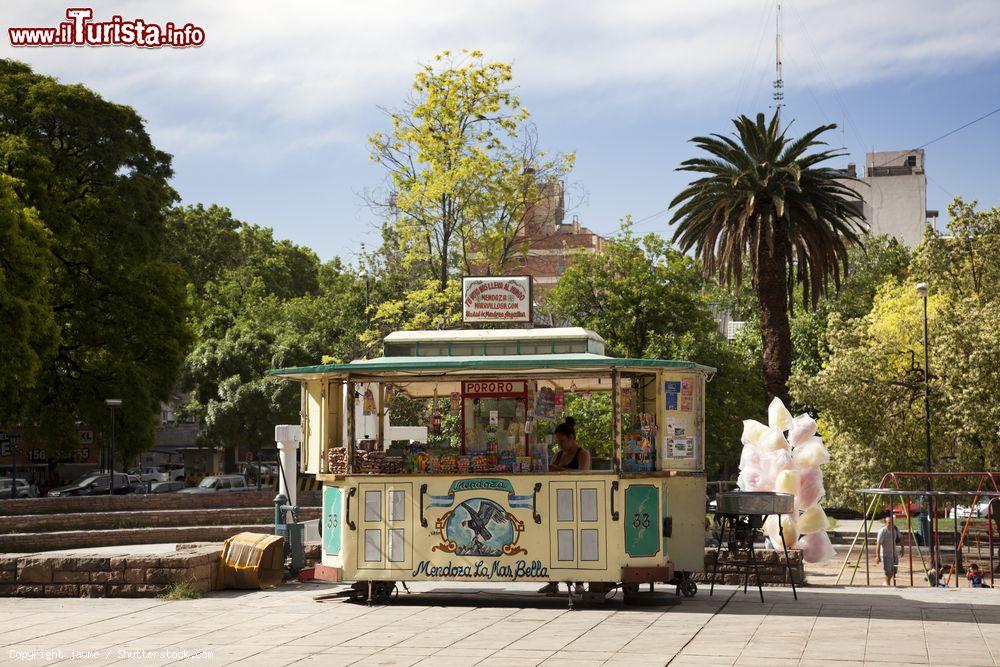 Immagine Una venditrice nel suo chiosco vende prodotti nella piazza del centro di Mendoza, Argentina - © jaume / Shutterstock.com