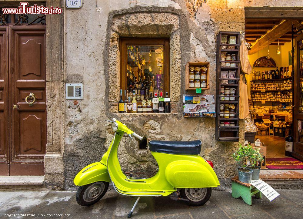 Immagine Una vespa color giallo limone in una stradina del centro storico di Pitigliano, Toscana - © 54115341 / Shutterstock.com