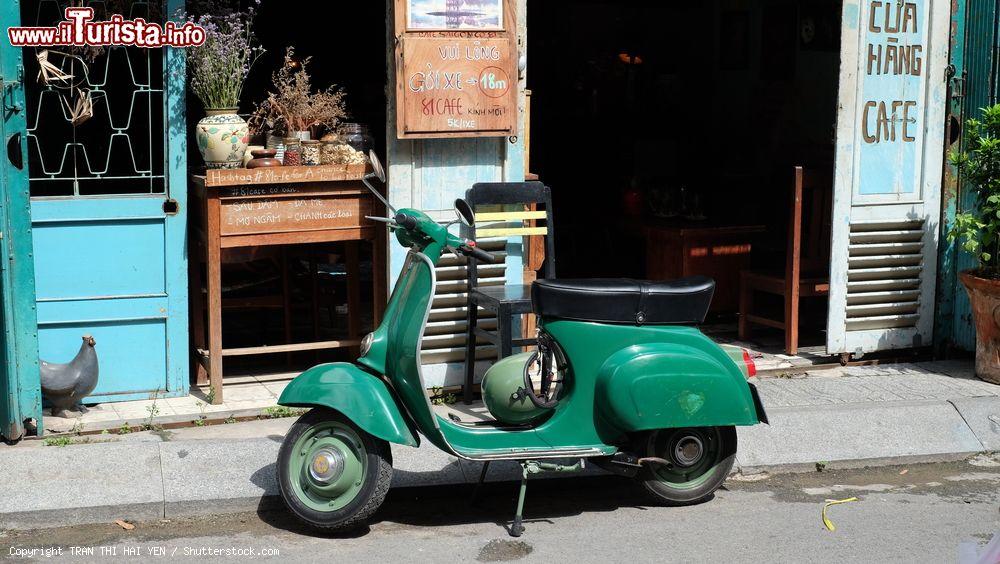 Immagine Una vespa nel centro di Saigon in Vietnam. - © TRAN THI HAI YEN / Shutterstock.com