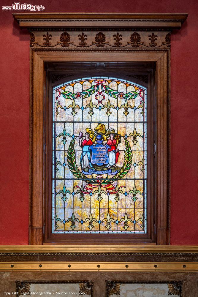 Immagine Una vetrata decorata con lo stemma cittadino a Trenton, New Jersey, USA - © Nagel Photography / Shutterstock.com