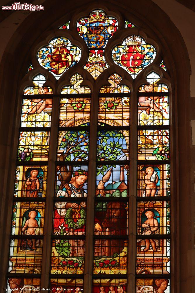 Immagine Una vetrata istoriata nella chiesa di San Bavone a Haarlem, Olanda - © StudioPortoSabbia / Shutterstock.com