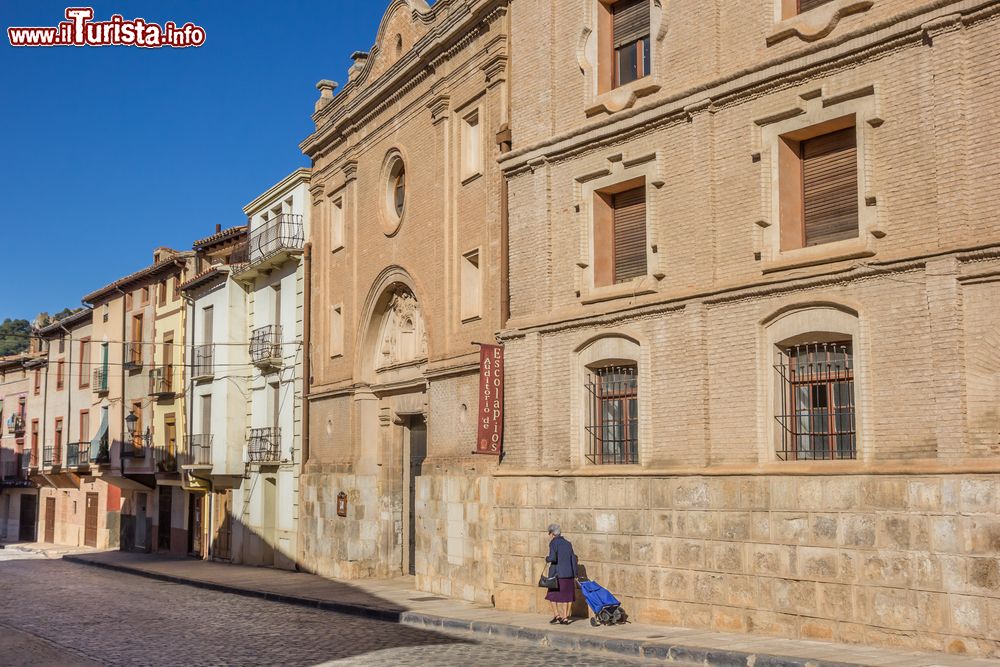 Immagine Una via centrale della città di Daroca, Spagna, con pavimentazione a ciottoli. Situata 84 chilometri a sud da Saragozza, questa località è un bel complesso fortificato circondato da mura costruite fra il XIII° e il XVI° secolo.