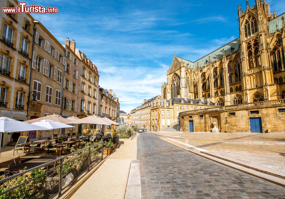 Immagine Una via centrale di Metz con la bella cattedrale di Santo Stefano, Francia. E' una delle più belle e grandi cattedrali gotiche d'Italia. Costruita a partire dal 1220 sul luogo di due edifici preesistenti, fu terminata circa 300 anni più tardi.