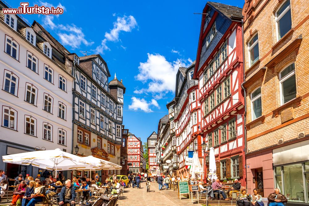 Immagine Una via centrale tra le case storiche a graticcio di Marburg in Germania, Land dell'Assia