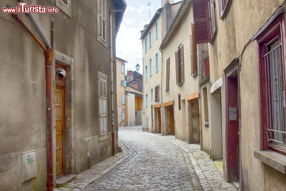 Immagine Una via ciottolata nel centro storico di Limoges, Francia. Un tempo era una zona di semplici case di artigiani e negozianti.