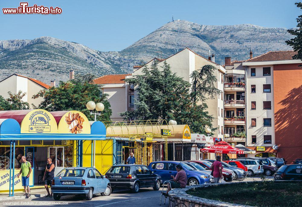 Immagine Una via con negozi e case nel centro storico di Trebinje, Bosnia Eerzegovina - © Fotokon / Shutterstock.com