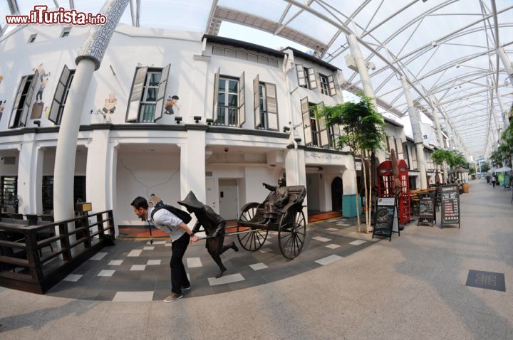 Immagine Una via coperta di Chinatown, il quartiere di Singapore assegnato ai commercianti cinesi con il Raffles Plan del 1828. Ad abbellirla sono le decorazioni sulle facciate degli edifici e alcune statue in bronzo che ritraggono episodi della vita dei suoi abitanti - © Sonja Vietto Ramus