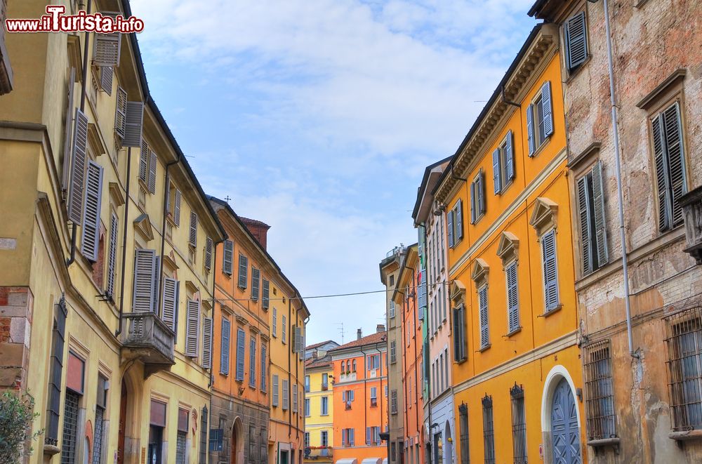 Immagine Una via dalle belle case colorate nel centro storico di Piacenza