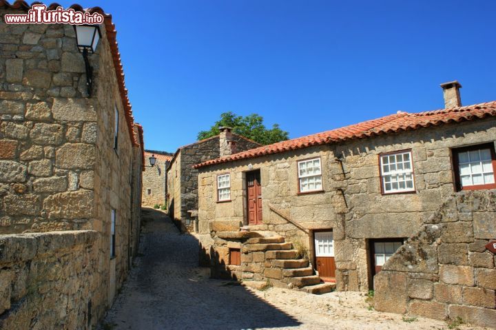 Immagine Una via del borgo di Sortelha, Portogallo - Passeggiare per le strette viuzze acciottolate di Sortelha è una delle espereinze da non perdere durante una visita a questo borgo medievale © Vector99 / Shutterstock.com