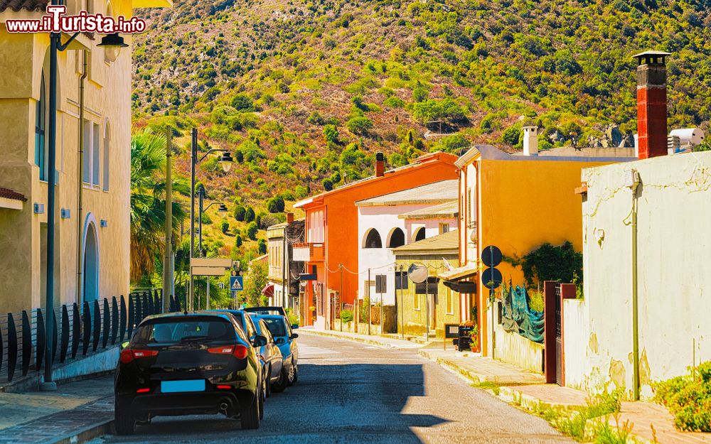 Immagine Una via del centro di Domus de Maria in provincia di Cagliari, Sardegna del sud