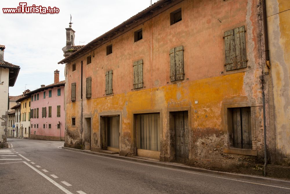 Immagine Una via del centro di Fagagna, piccolo borgo della pianura friulana