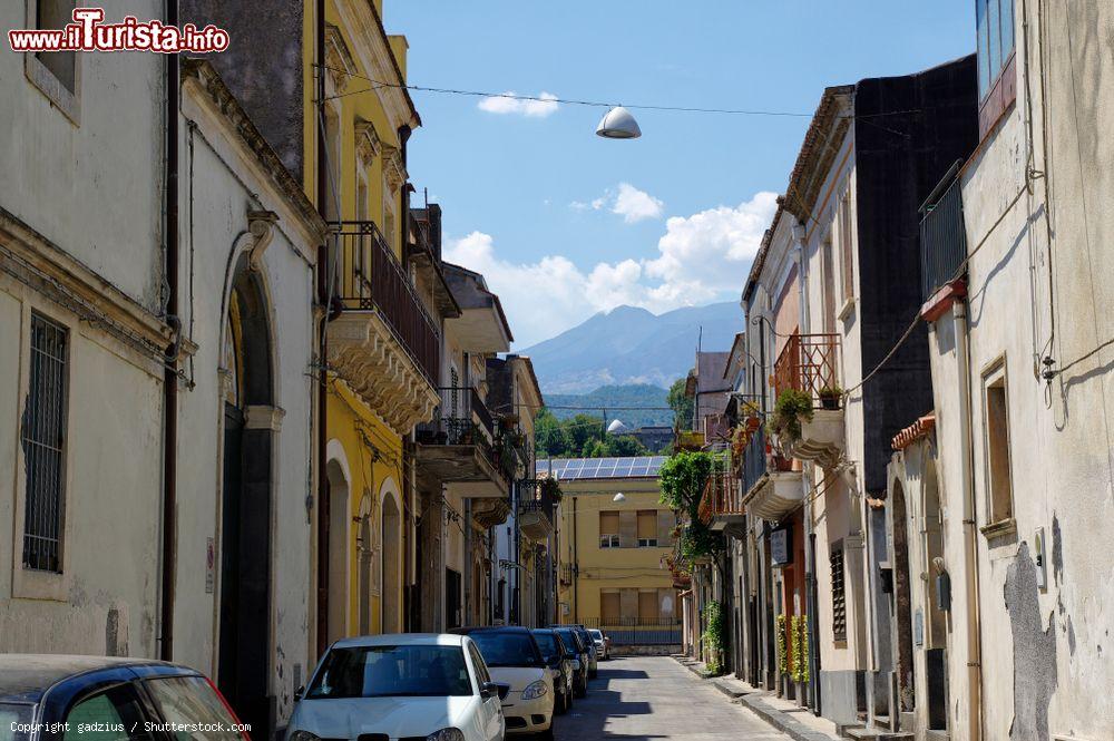 Immagine Una via del centro di Piedimonte Etneo in Sicilia - © gadzius / Shutterstock.com