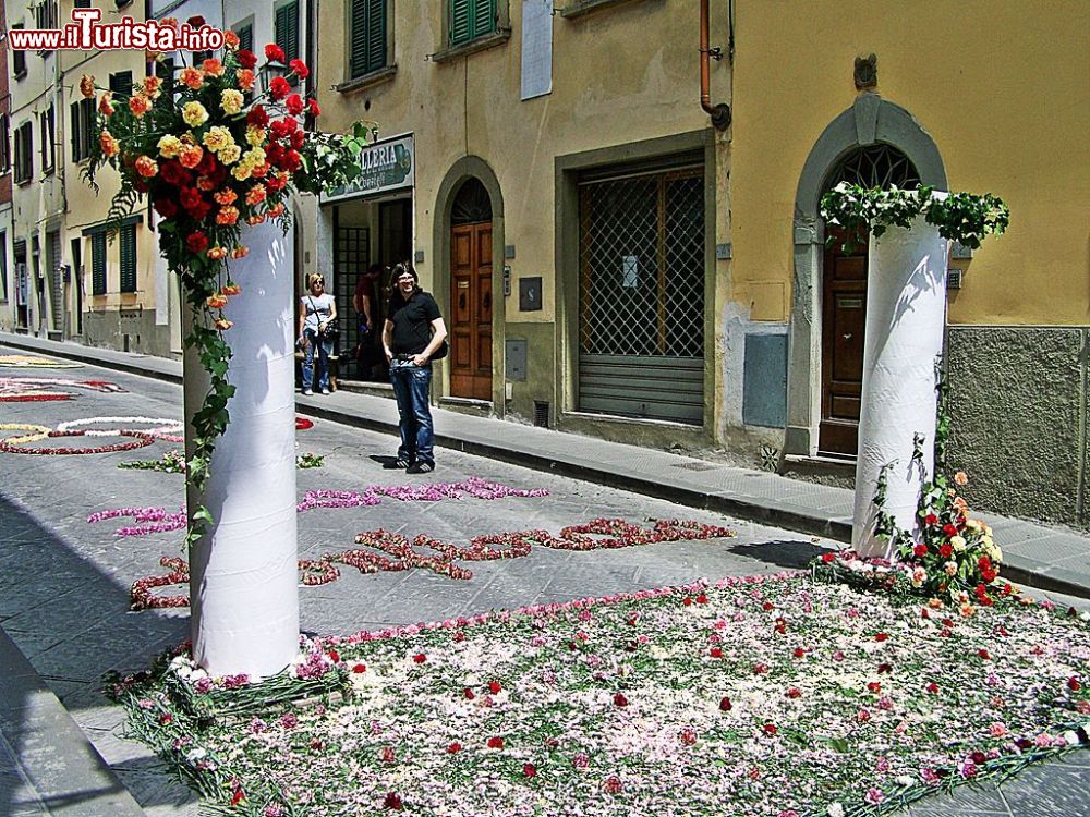 Immagine Una via del centro di Scarperia durante la classica infiorata di primavera - © Massimilianogalardi, CC BY-SA 3.0, Wikipedia
