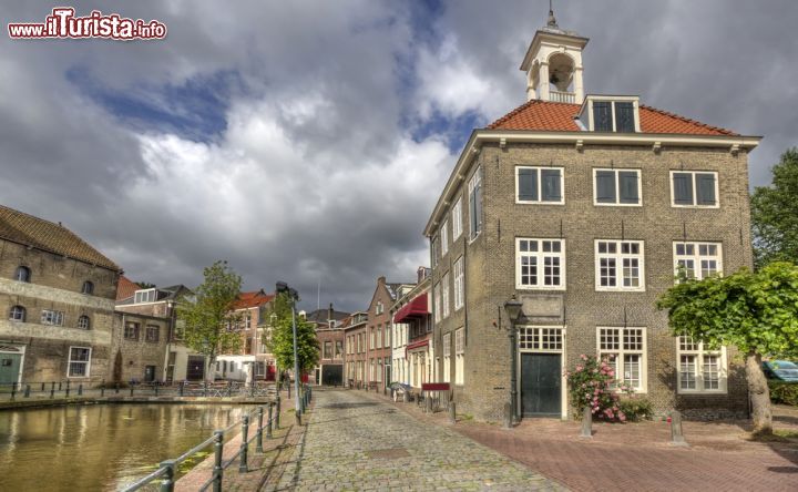 Immagine Una via del centro di Schiedam, Olanda. Questa località fa parte dell'area metropolitana di Rotterdam.