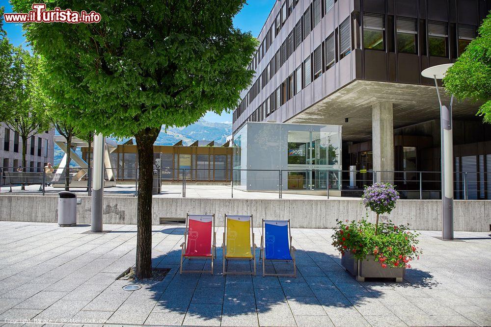 Immagine Una via del centro di Vaduz, Liechtenstein, con sdraio colorate in una giornata di sole - © MaraZe / Shutterstock.com