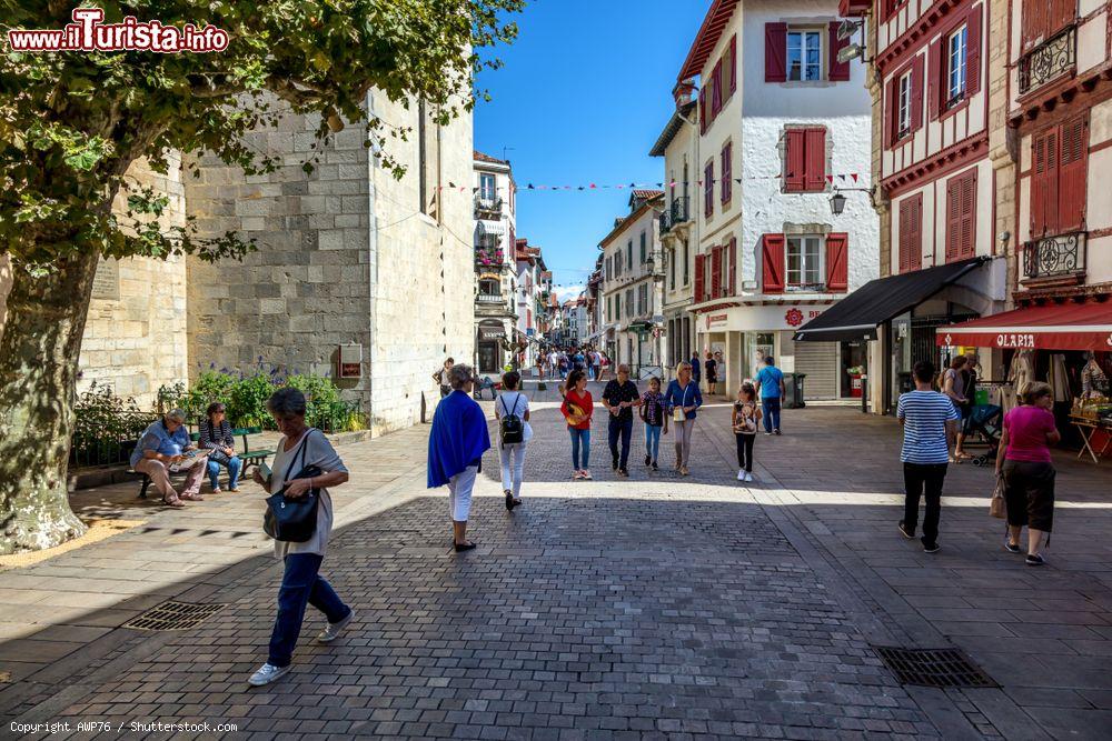 Immagine Una via del centro pedonale di Saint-Jean-de-Luz, Francia, con gente a passeggio in estate - © AWP76 / Shutterstock.com