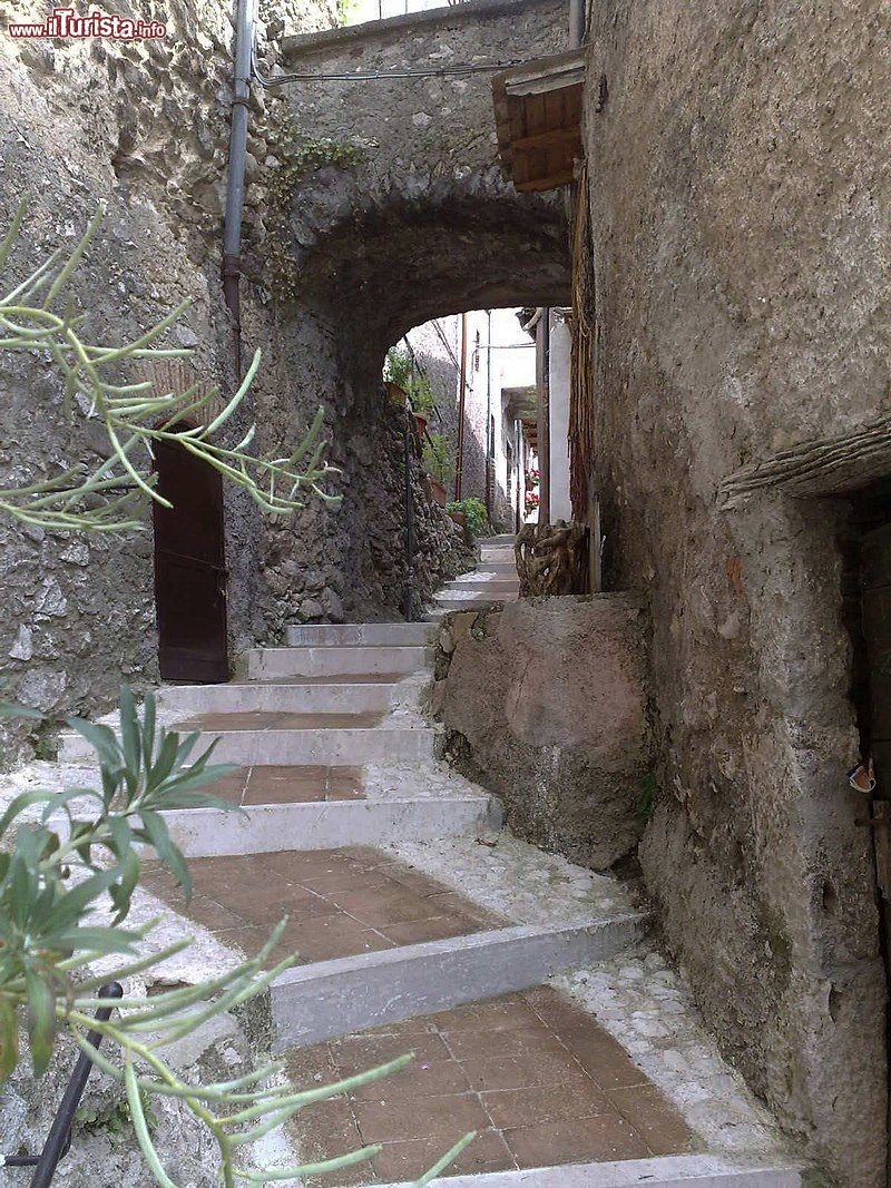 Immagine Una via del centro storico del borgo di Paganico Sabino nel Lazio, provincia di Rieti - © Steen henriksen, CC BY 2.0, Wikipedia