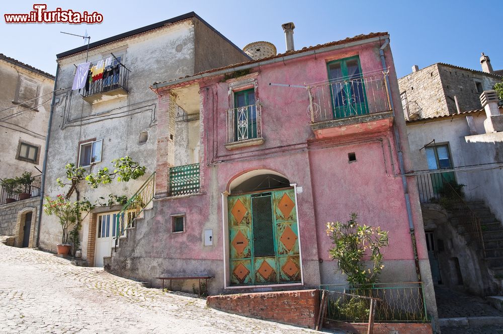 Immagine Una via del centro storico di Alberona, borgo del foggiano