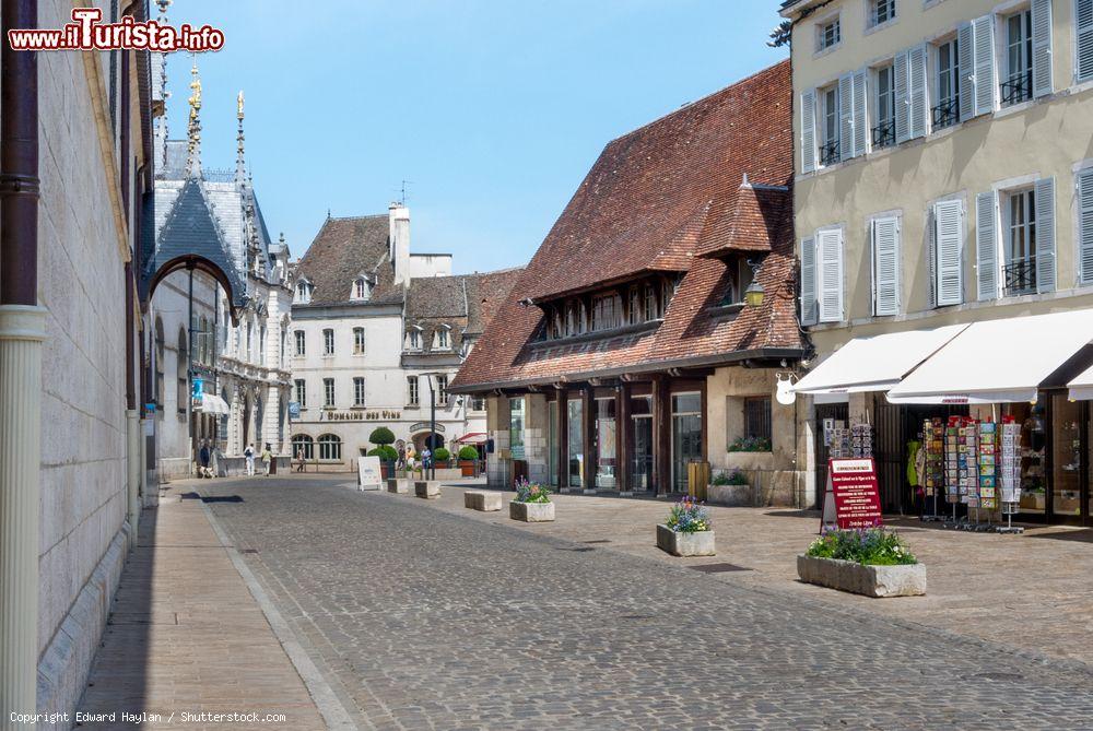 Immagine Una via del centro storico di Beaune, Borgogna, Francia - © Edward Haylan / Shutterstock.com
