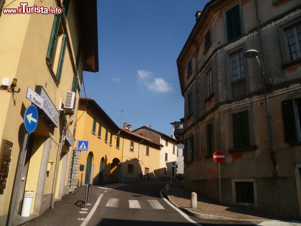 Immagine Via Mazzini, una via del centro storico di Binago in Lombardia - © leochiodojeans / mapio.net
