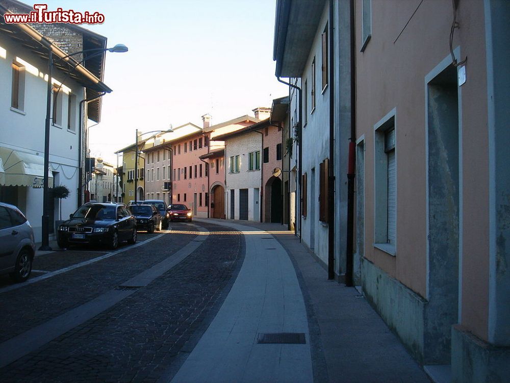 Immagine Una via del centro storico di Casarsa della Delizia - © Paolo Steffan - CC BY-SA 3.0 - Wikipedia