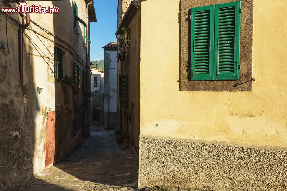 Immagine Una via del centro storico di Castel del Piano in Toscana