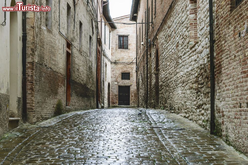Immagine Una via del centro storico di Fabriano dall'aspetto medievale