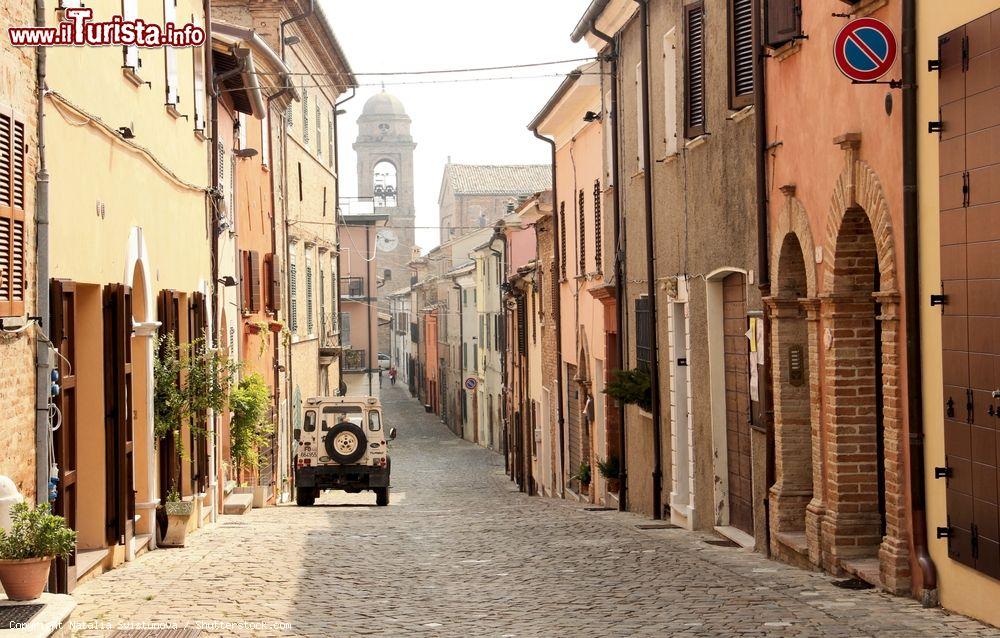 Immagine Una via del centro storico di mondaino, borgo medievale del riminese. - © Natalia Svistunova / Shutterstock.com